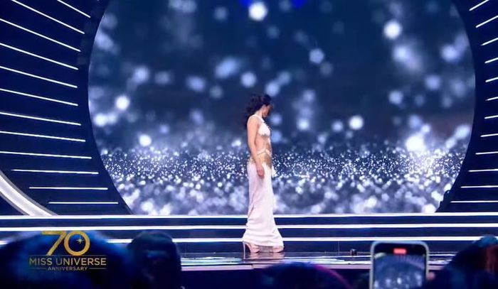 Sàn catwalk tệ nhất của Miss Universe: Thí sinh vồ ếch như đi chợ