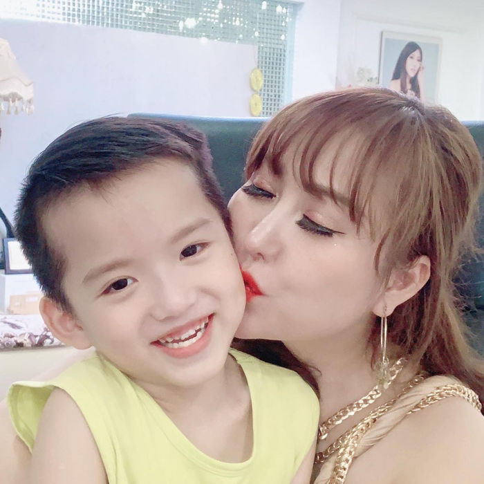 Sao chân ướt đi thi: Phi Thanh Vân từ Hoa hậu đến mẹ đơn thân giàu sụ