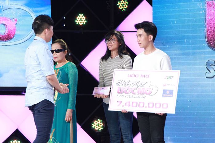 Sao Việt giúp đỡ học sinh sinh viên: Minh Tú mua 6 chiếc xe máy