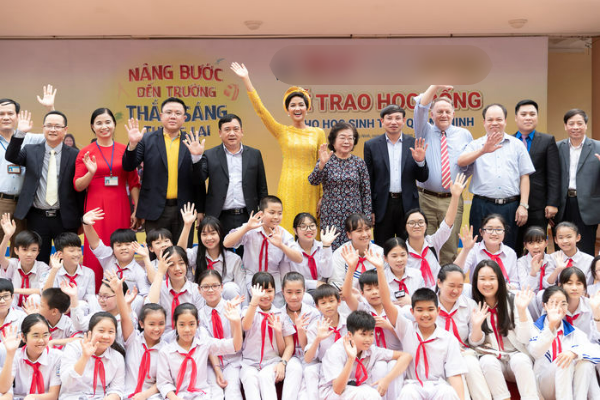 Sao Việt giúp đỡ học sinh sinh viên: Minh Tú mua 6 chiếc xe máy