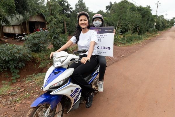 Sao Việt giúp đỡ học sinh sinh viên: Minh Tú mua 6 chiếc xe máy