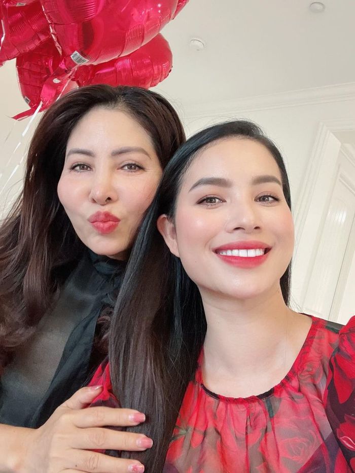 Sao Việt sinh con có bảo mẫu tuyệt vời: mẹ Phạm Hương bỏ việc sang Mỹ