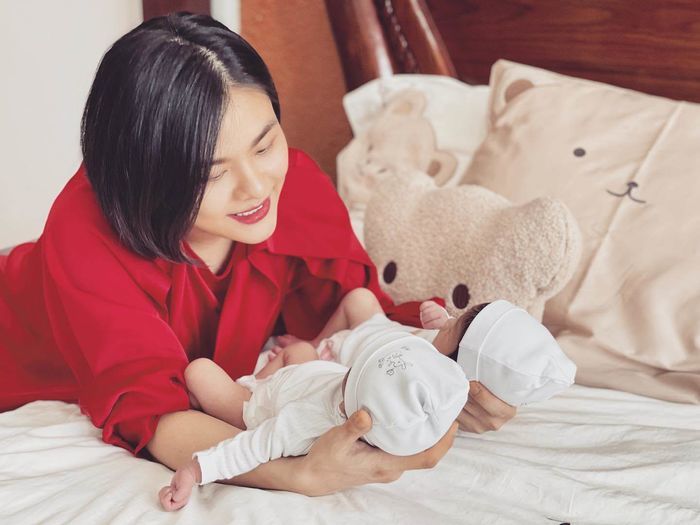 Sao Việt sinh con có bảo mẫu tuyệt vời: mẹ Phạm Hương bỏ việc sang Mỹ