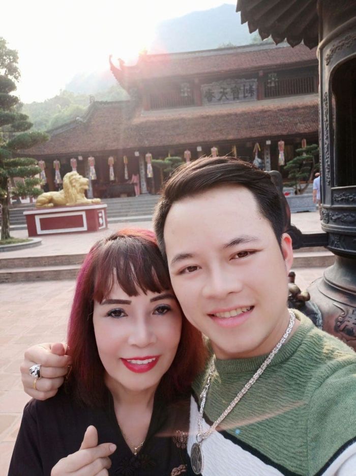 Cô dâu 62 tuổi ngày càng được chồng trẻ chiều chuộng sau 3 năm kết hôn