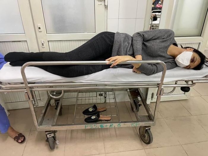 Siêu mẫu Khả Trang nghi bị chồng sắp cưới đi đường quyền