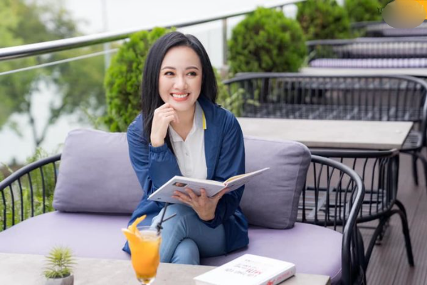 Sau khi rời Thời sự 19h, BTV Hoài Anh khoe nhan sắc lão hóa ngược