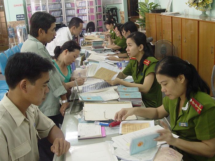 Sổ hộ khẩu giấy sẽ bị khai tử vào cuối năm 2022, chúng ta cần làm gì?