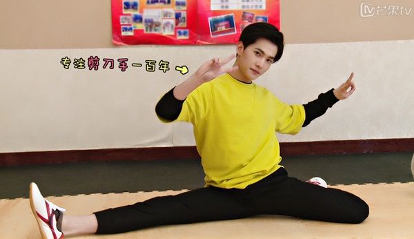 Sự thật về sao Cbiz: Xin đừng để Cung Tuấn cầm mic hát