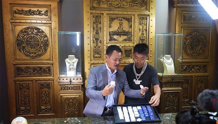 Sướng như con của đại gia Việt: Mới bé tí đã có siêu xe, đồ hiệu