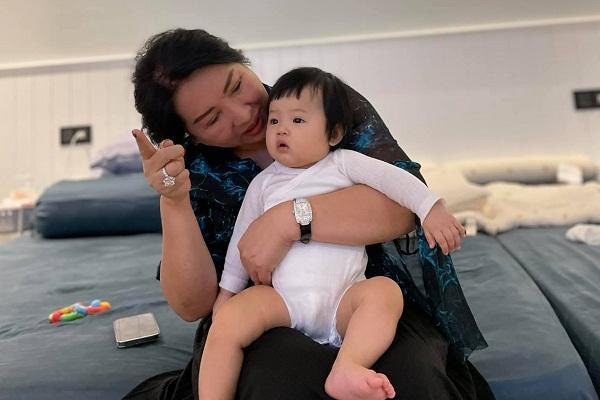 Tác phong của dàn chủ tịch nhí Vbiz khi đi làm: Winnie ngáp dài