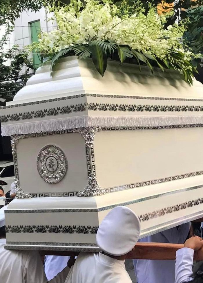 Thanh Điền ngã quỵ trong lễ tiễn biệt NSƯT Thanh Kim Huệ