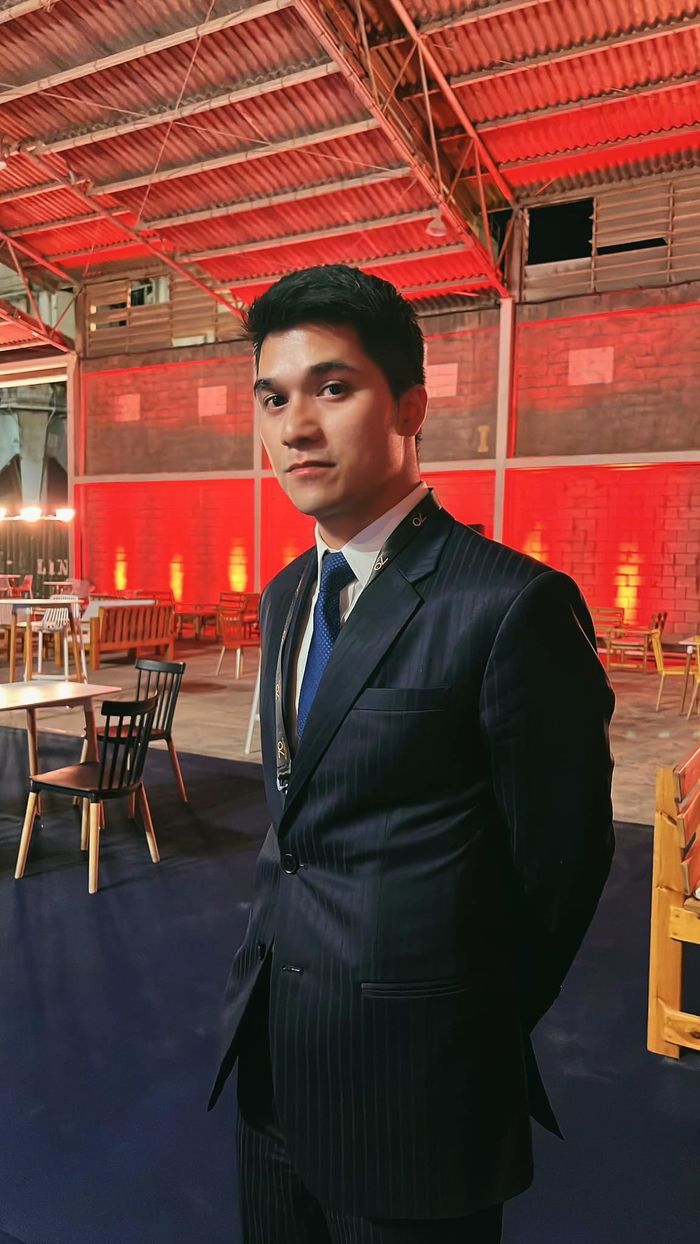 Tháp tùng Kim Duyên thi MU nhưng CEO 9X lại mém giựt hết spotlight