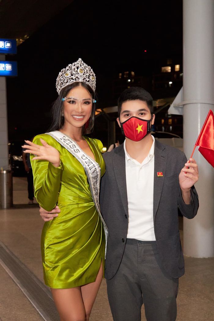 Tháp tùng Kim Duyên thi MU nhưng CEO 9X lại mém giựt hết spotlight