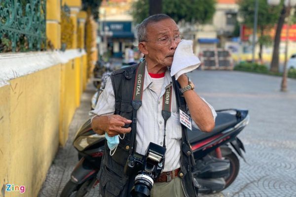 Ông cụ chụp ảnh dạo ở Sài Gòn: Tủi thân lắm, điện thoại nhiều lắm