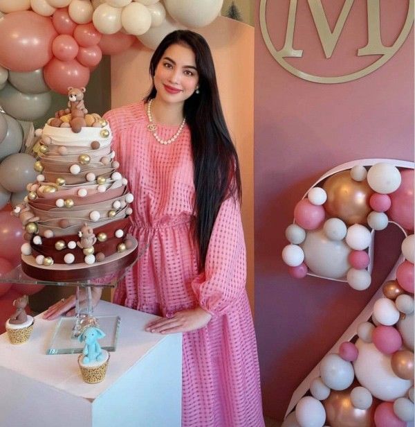 Thời trang mẹ bầu Vbiz: Joyce Phạm thả rông táo bạo