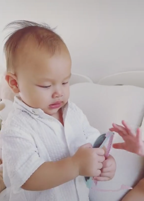 Thương em như Lisa: thấy Leon giành chiếc kính, chị ba nhường em luôn