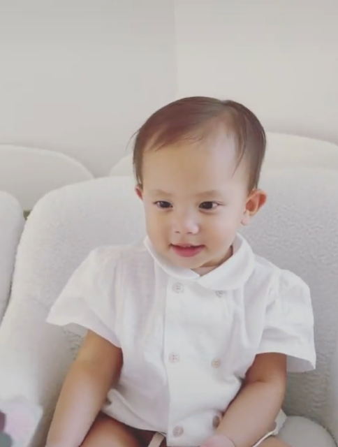 Thương em như Lisa: thấy Leon giành chiếc kính, chị ba nhường em luôn