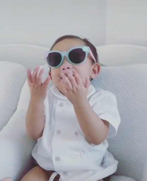 Thương em như Lisa: thấy Leon giành chiếc kính, chị ba nhường em luôn