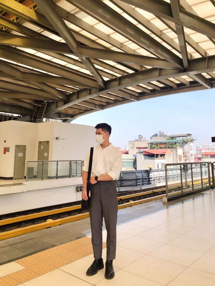 Trai đẹp dừng xe khoác áo cho bé bán hàng rong: 22 tuổi, cao 1m80