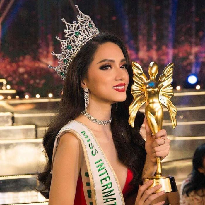 Trò đùa kém vui: Tân HHHV bị đồn thoái vị chưa bằng Hương Giang