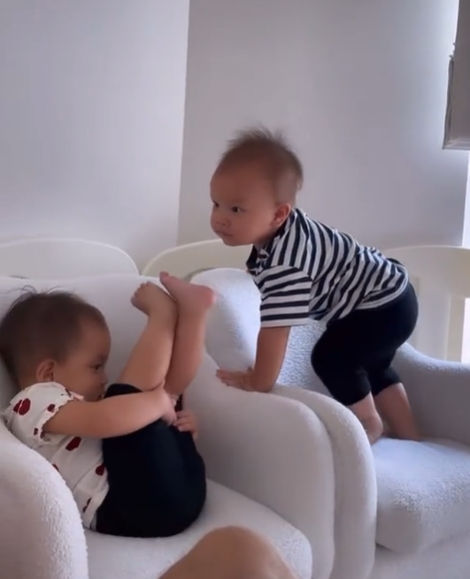 Từ ngày ông bà nội sang thăm, Lisa đã bớt hiền dịu rồi
