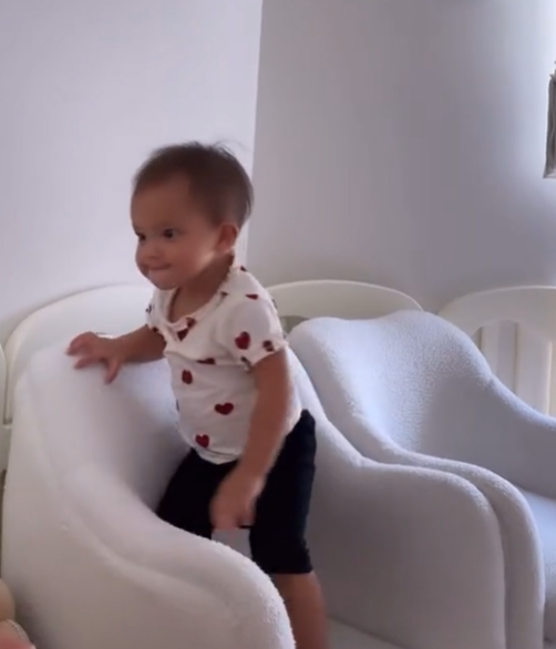 Từ ngày ông bà nội sang thăm, Lisa đã bớt hiền dịu rồi