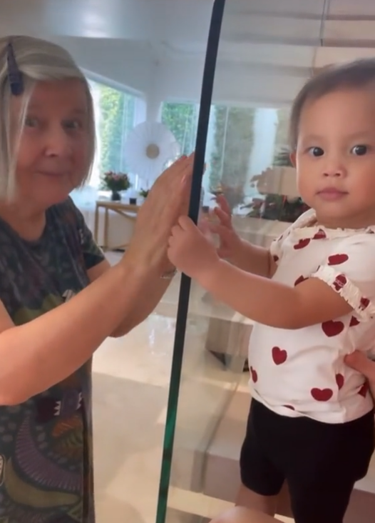 Từ ngày ông bà nội sang thăm, Lisa đã bớt hiền dịu rồi