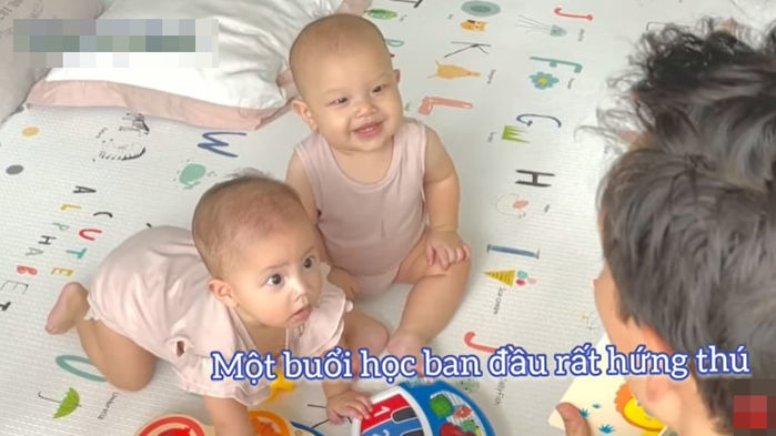 Leon nay đã biết đọc sách cho mẹ Hà nghe