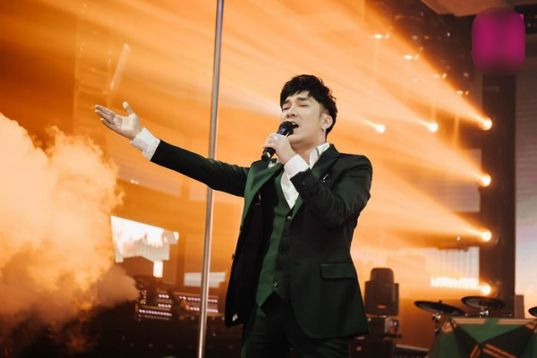 Vận đen đu bám Quang Hà: sân khấu cháy, liveshow 11 tỷ bị hoãn 2 lần