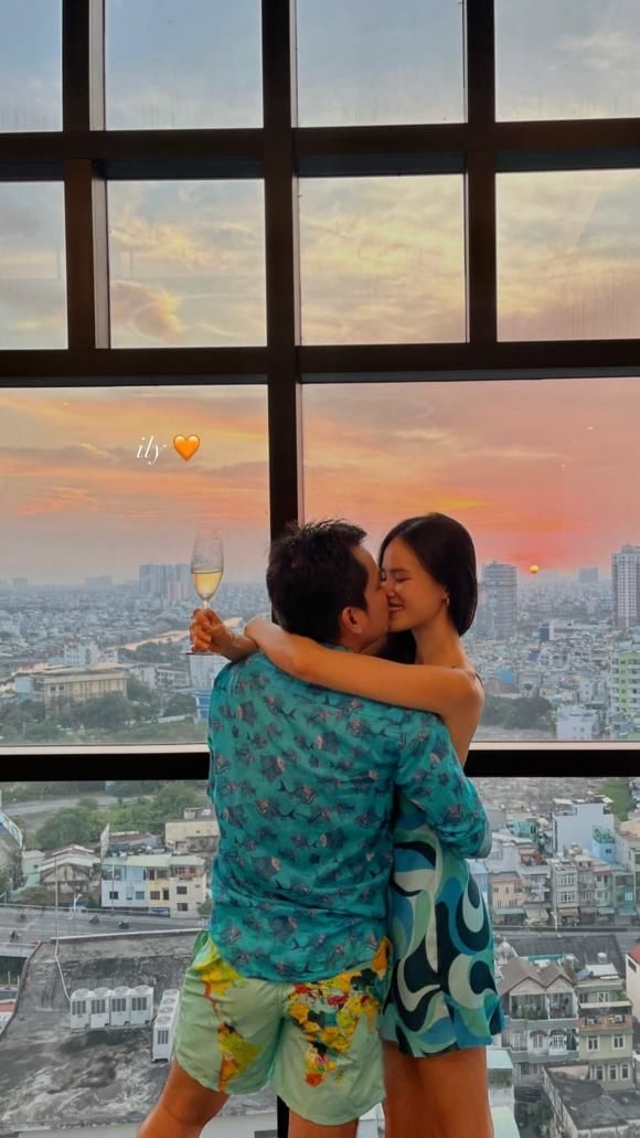 Tuyết Lan sánh đôi bạn trai mới đi diễn sau 2 năm về nước mắc kẹt
