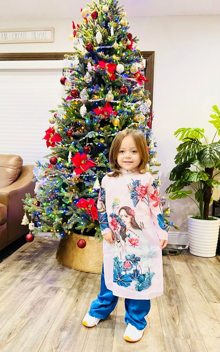 Bé Jade - Hoyer Family lại gây bão khi diện áo dài mừng Giáng sinh 
