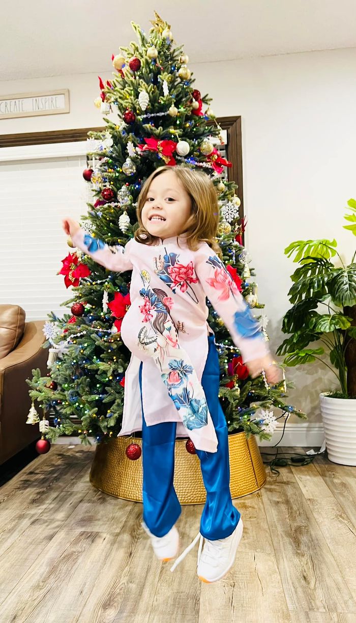 Bé Jade - Hoyer Family lại gây bão khi diện áo dài mừng Giáng sinh