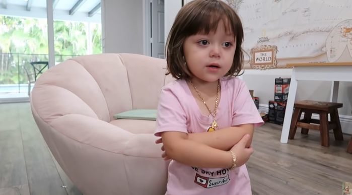 Bé Jade - Hoyer Family lại gây bão khi diện áo dài mừng Giáng sinh