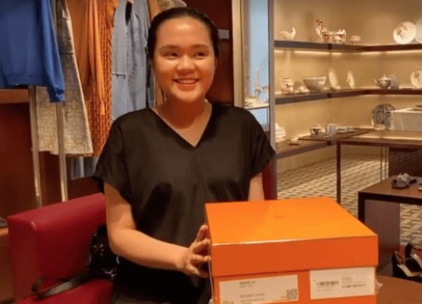 Vợ Duy Mạnh livestream kể chuyện con trai, nhan sắc khác lạ gây chú ý