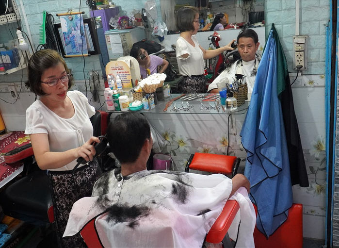 Người phụ nữ khuyết tay vì tại nạn bị chồng bạc, tự nuôi 2 con