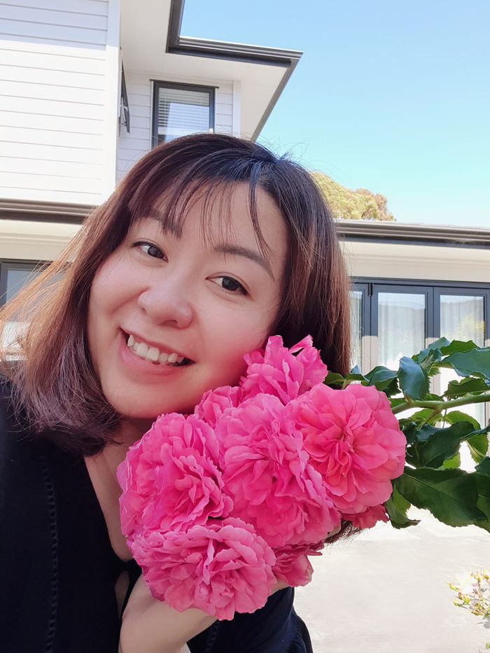 Mẹ Việt trời Tây làm vườn cực mát tay: Vườn hồng sặc sỡ màu sắc