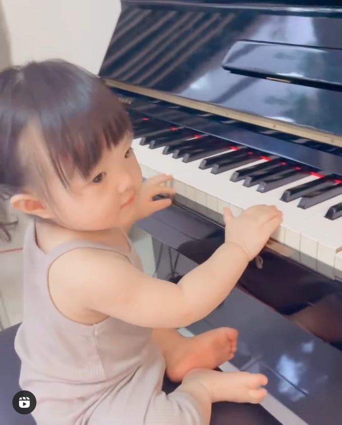 Winnie sớm nối gót bố mẹ: cầm micro, ngồi đàn chuyên nghiệp lắm rồi