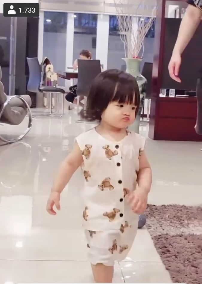 Winnie tròn 14 tháng tuổi, khoe âm vực giọng đến mẹ cũng chào thua