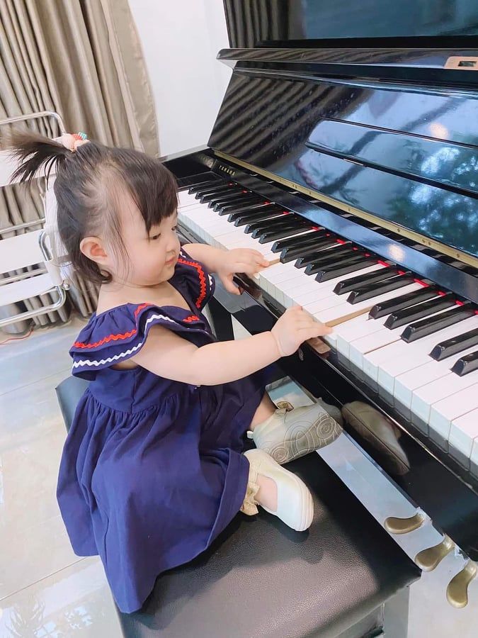Winnie tròn 14 tháng tuổi, khoe âm vực giọng đến mẹ cũng chào thua