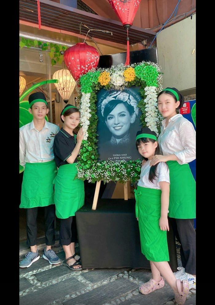 Con trai của cố ca sĩ Phi Nhung thắp nhang cho mẹ, nói câu nhói lòng