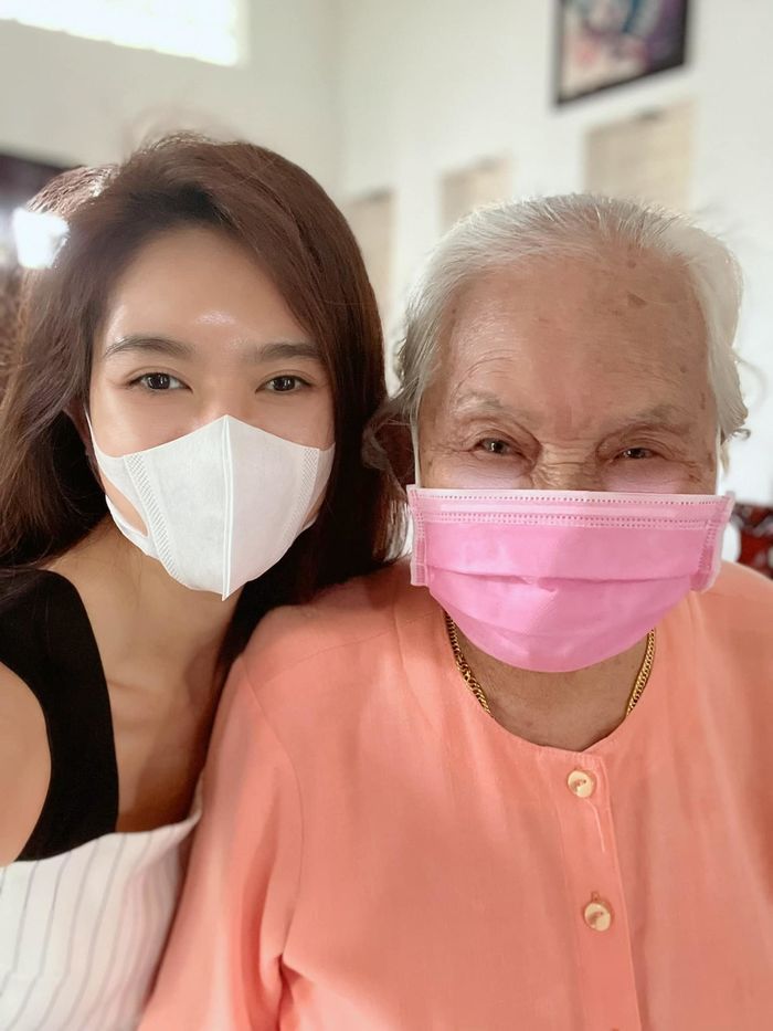 Vợ chồng Lý Hải nửa năm mới về thăm nhà, mẹ ngoài 90 không nhận ra