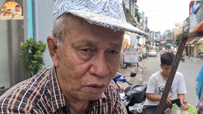 YouTuber bỏ số tiền lớn mua hết xe bột chiên khiến ông cụ U80 bật khóc