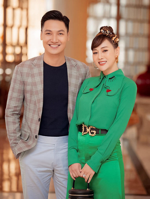 Biểu cảm tâm bất biến của sao nam có vợ khi đứng cạnh gái xinh