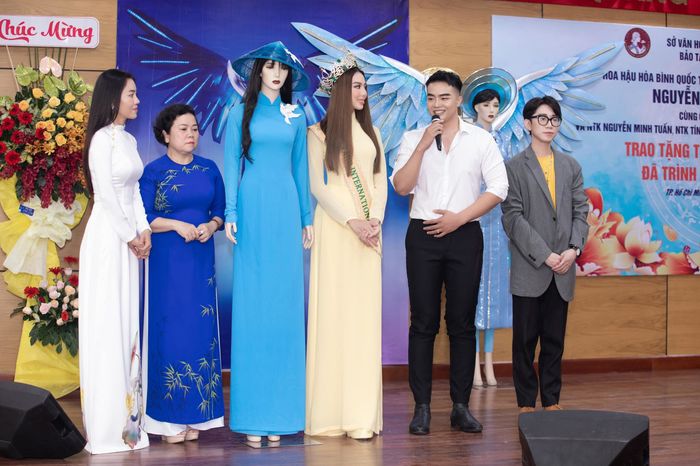 Thùy Tiên trao tặng trang phục thi đấu cho Bảo tàng Phụ nữ Nam Bộ
