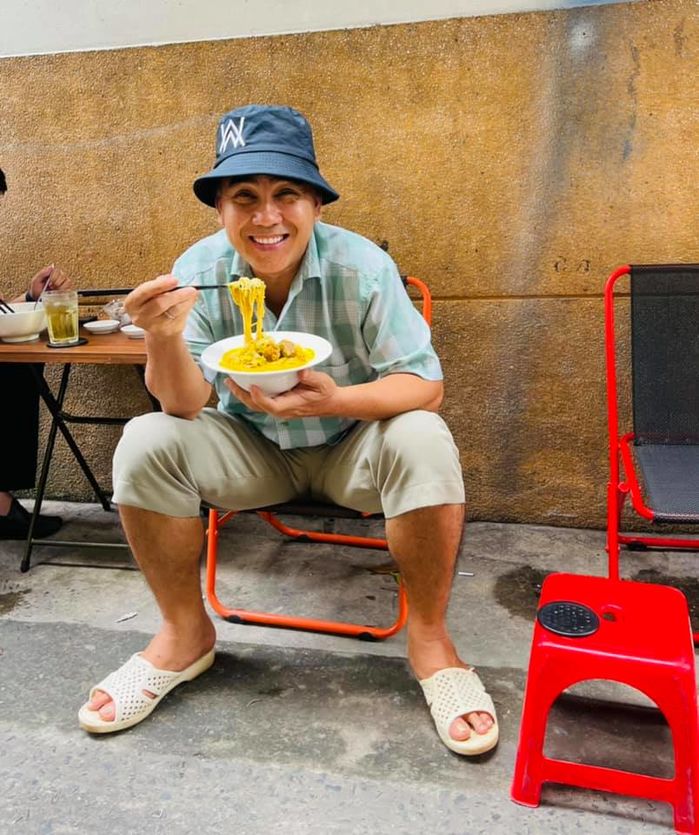 Giản dị nhất Vbiz: Quyền Linh rời sự kiện bằng xe máy, ăn cơm bình dân