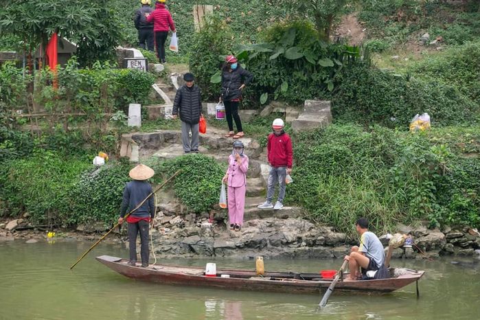 Những pha thả cá chép gây bất bình dư luận vào ngày 23/12 âm lịch