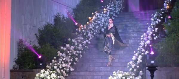 Trình catwalk trên cầu thang của mỹ nhân Việt: Minh Tú thần thái