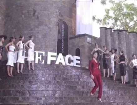Trình catwalk trên cầu thang của mỹ nhân Việt: Minh Tú thần thái