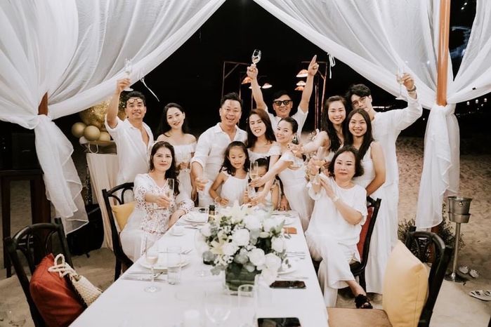 Ngô Thanh Vân - Huy Trần đi du lịch cùng hai bên gia đình