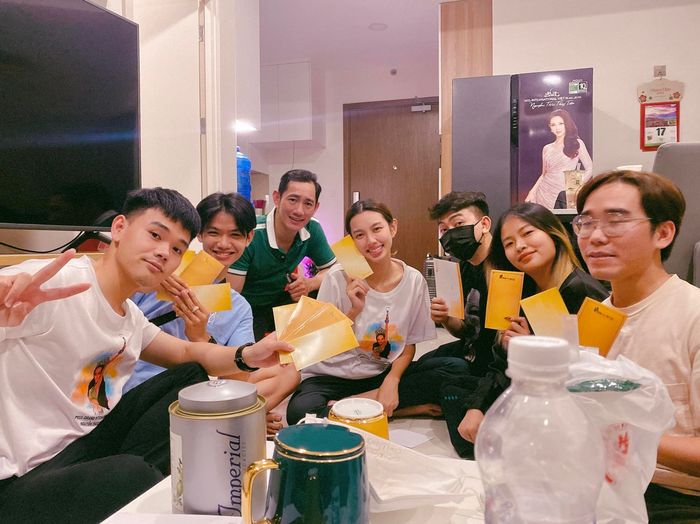 Hoa Hậu Nguyễn Thúc Thùy Tiên phát quà cho người nghèo ngày cận tết